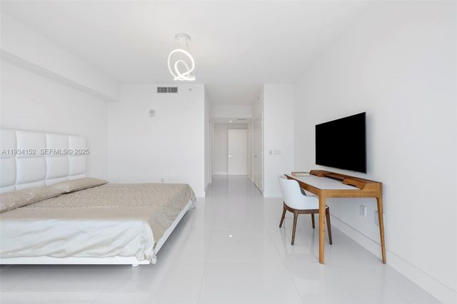 17111 Biscayne Blvd 1110, North Miami Beach, FL 33160