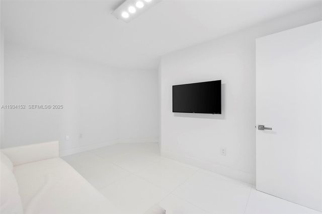 17111 Biscayne Blvd 1110, North Miami Beach, FL 33160