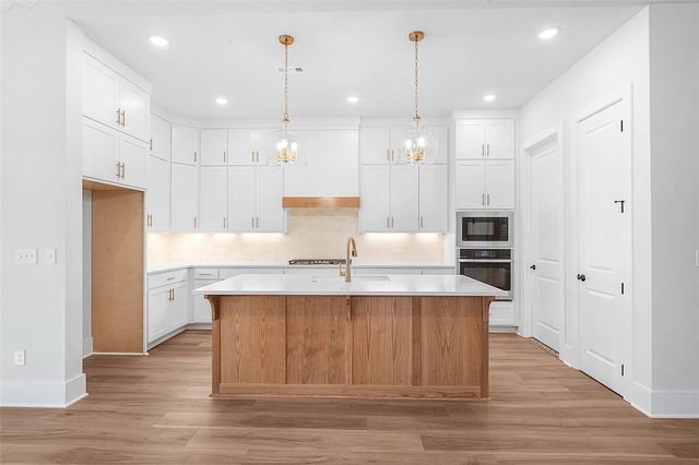 374 Woodsbury Lane, Elm Springs, AR 72762