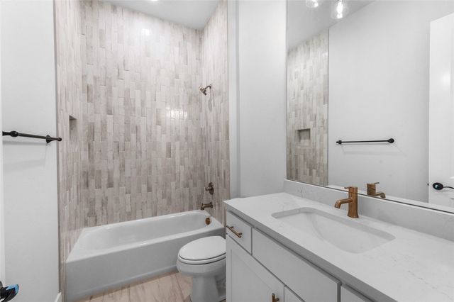 374 Woodsbury Lane, Elm Springs, AR 72762