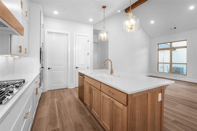 374 Woodsbury Lane, Elm Springs, AR 72762