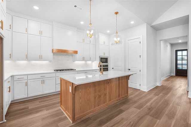 374 Woodsbury Lane, Elm Springs, AR 72762