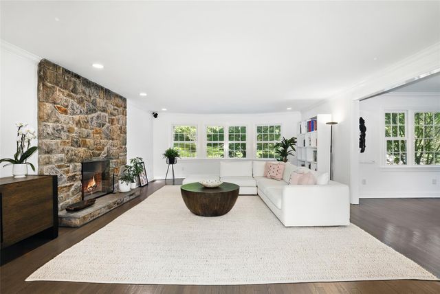 11 Seymour Place E, Armonk, NY 10504