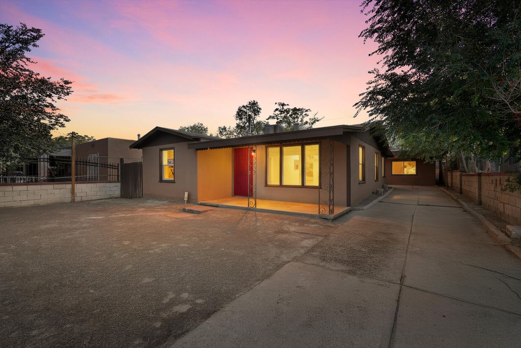 138 MESILLA Street NE, Albuquerque, NM 87108