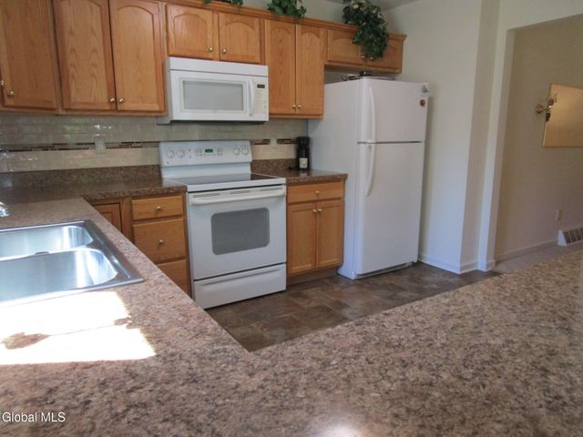 1000 Kingswood Court, Rotterdam, NY 12303