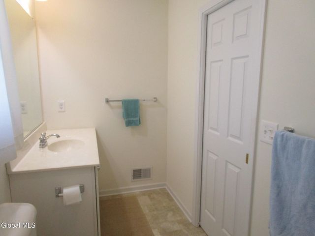 1000 Kingswood Court, Rotterdam, NY 12303