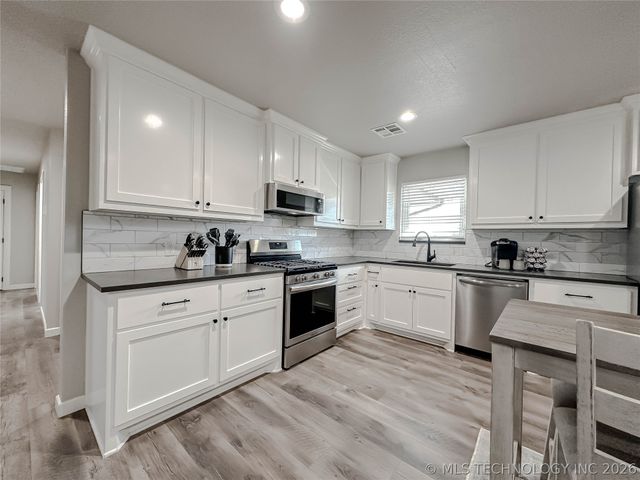 5721 E Everetts Point, Oologah, OK 74053