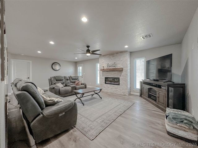 5721 E Everetts Point, Oologah, OK 74053