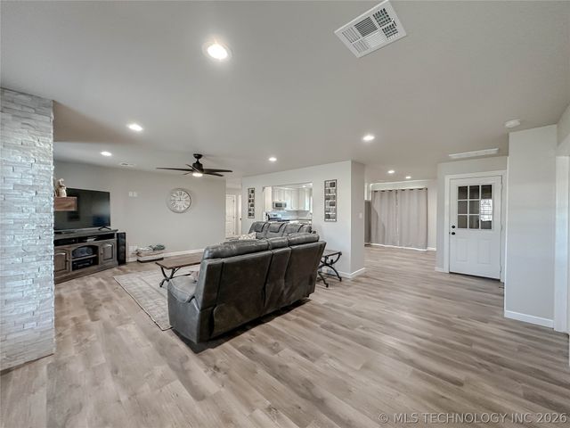 5721 E Everetts Point, Oologah, OK 74053