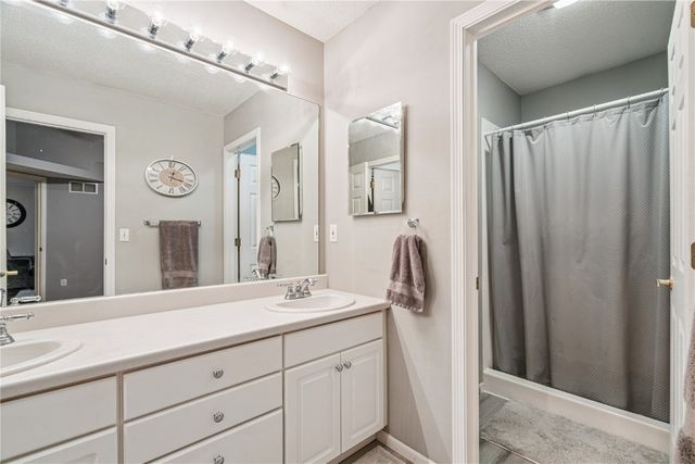 3660 Deer Valley Drive B, Marion, IA 52302