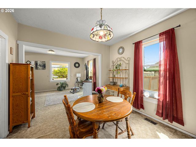 407 N LINCOLN St, Newberg, OR 97132