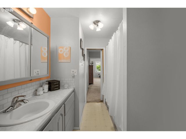 407 N LINCOLN St, Newberg, OR 97132