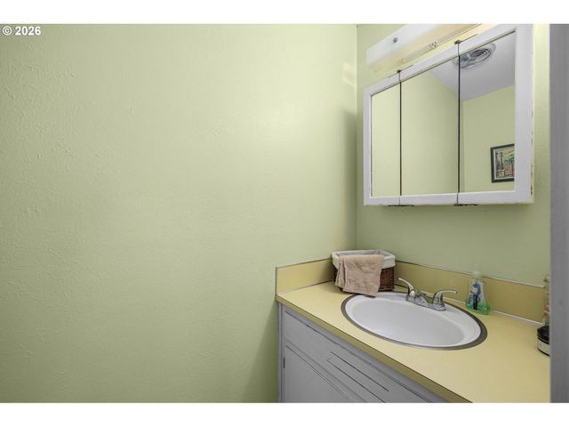 407 N LINCOLN St, Newberg, OR 97132