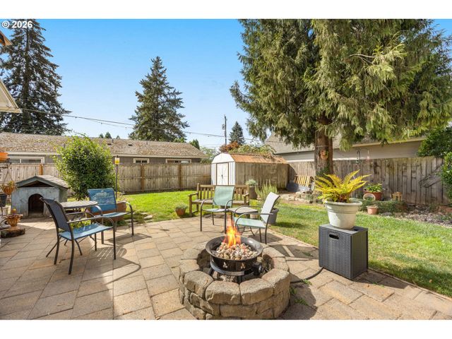 407 N LINCOLN St, Newberg, OR 97132