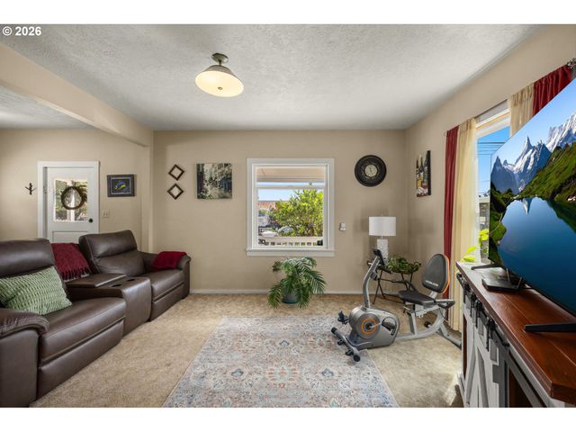 407 N LINCOLN St, Newberg, OR 97132