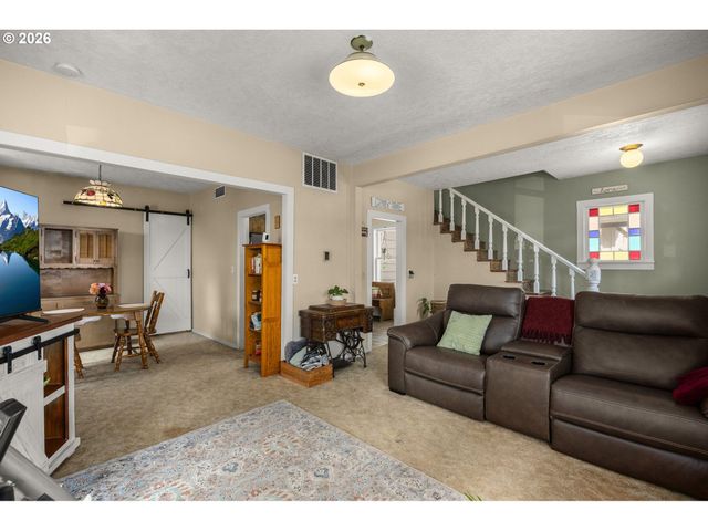 407 N LINCOLN St, Newberg, OR 97132