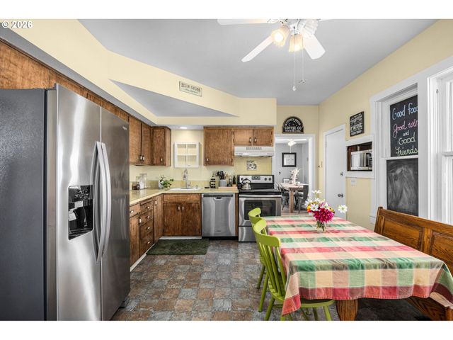 407 N LINCOLN St, Newberg, OR 97132