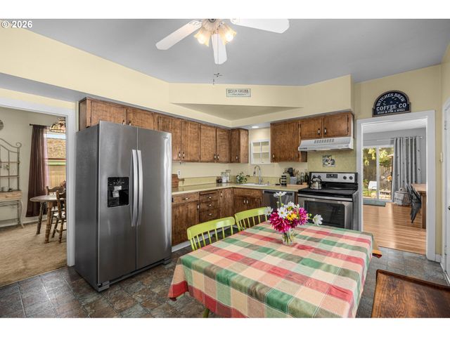 407 N LINCOLN St, Newberg, OR 97132