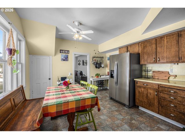 407 N LINCOLN St, Newberg, OR 97132