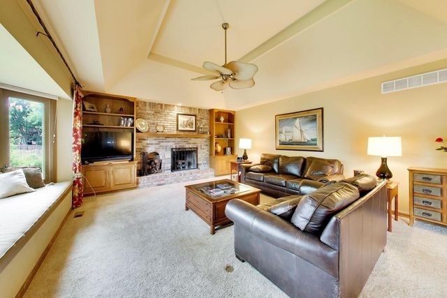 933 Spindletree Avenue, Naperville, IL 60565