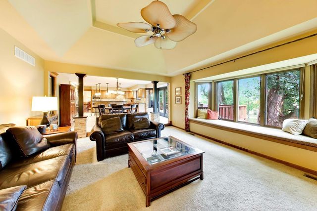 933 Spindletree Avenue, Naperville, IL 60565