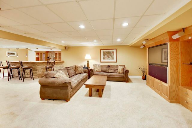 933 Spindletree Avenue, Naperville, IL 60565