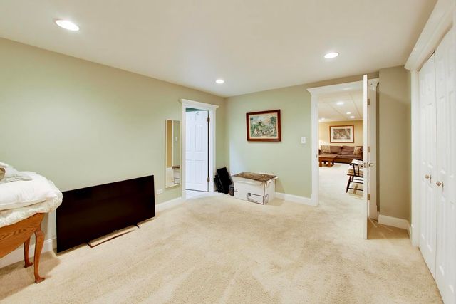 933 Spindletree Avenue, Naperville, IL 60565