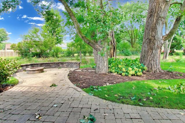 933 Spindletree Avenue, Naperville, IL 60565