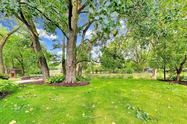 933 Spindletree Avenue, Naperville, IL 60565