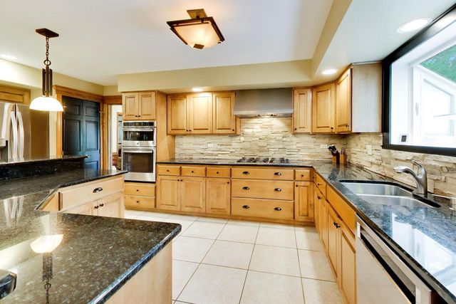 933 Spindletree Avenue, Naperville, IL 60565