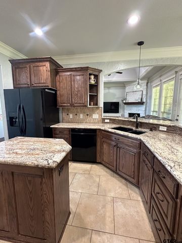 182 Zambezi Ln, Bullard, TX 75757
