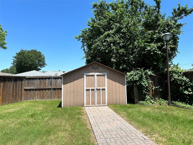 823 Madrid Drive, Duncanville, TX 75116