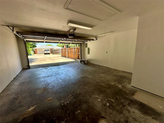823 Madrid Drive, Duncanville, TX 75116