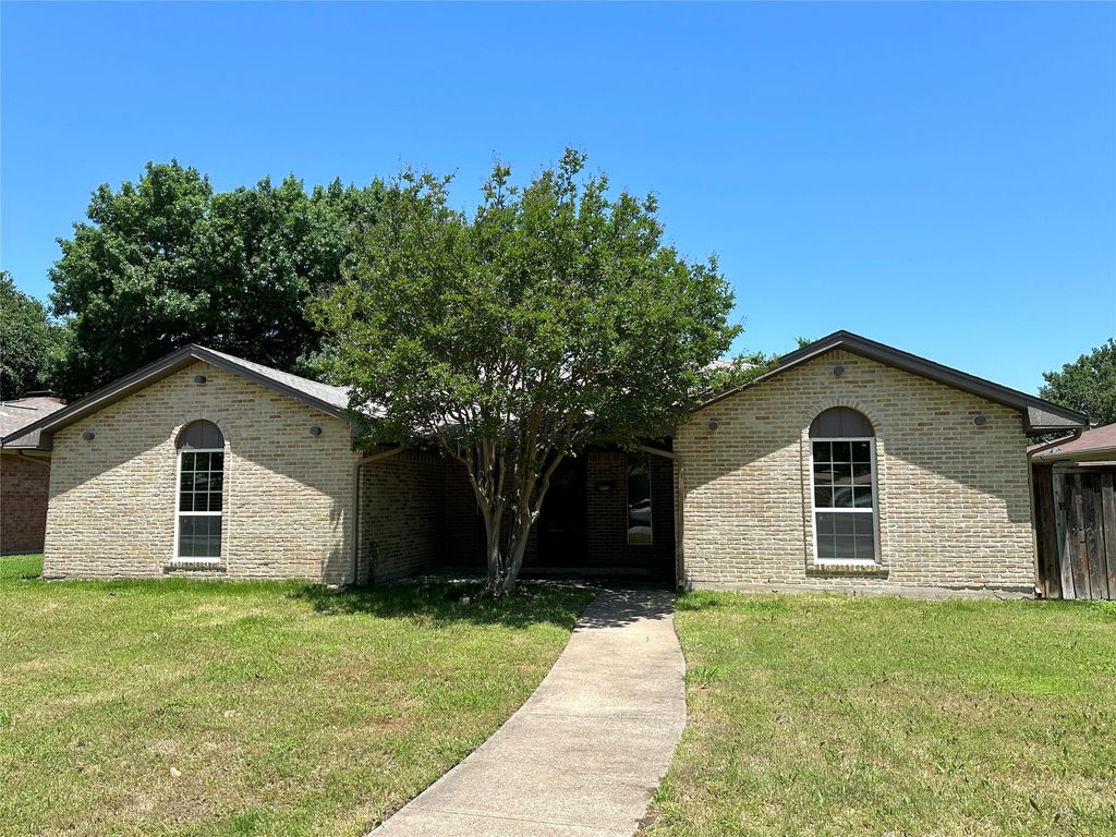 823 Madrid Drive, Duncanville, TX 75116