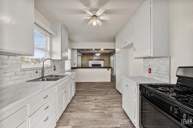 2016 Airport Drive, Bakersfield, CA 93308