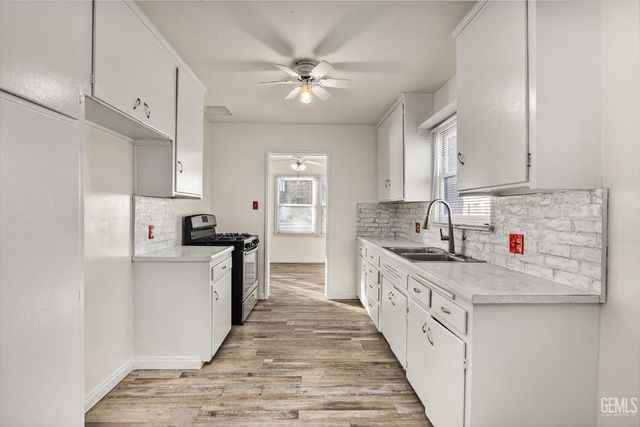 2016 Airport Drive, Bakersfield, CA 93308