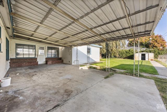 2016 Airport Drive, Bakersfield, CA 93308