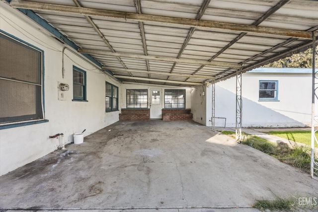 2016 Airport Drive, Bakersfield, CA 93308