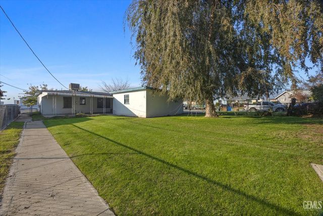 2016 Airport Drive, Bakersfield, CA 93308