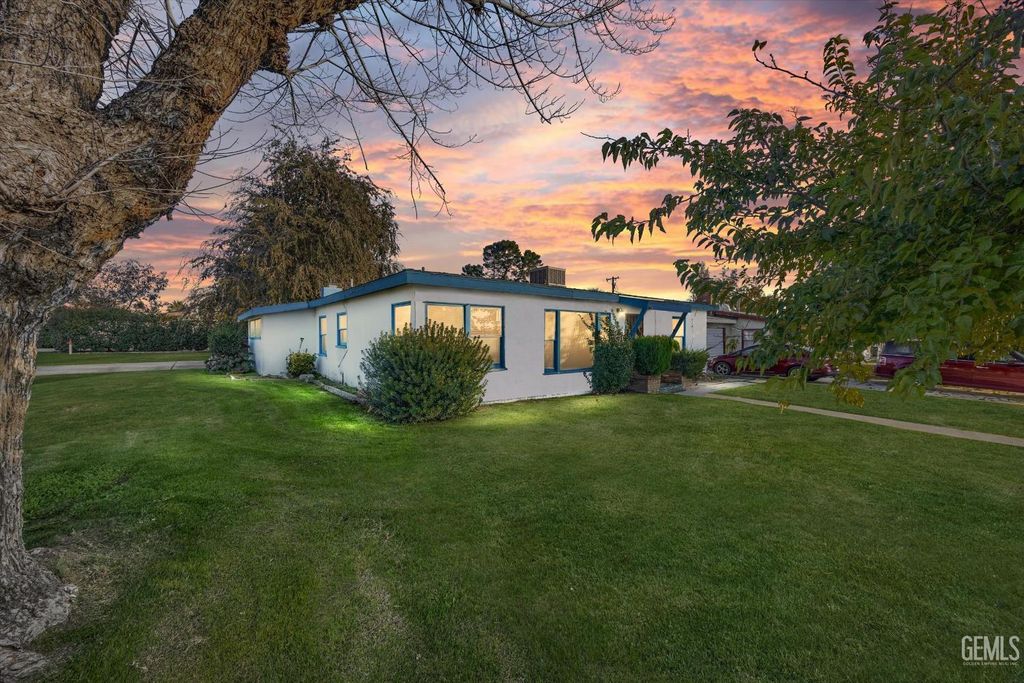 2016 Airport Drive, Bakersfield, CA 93308