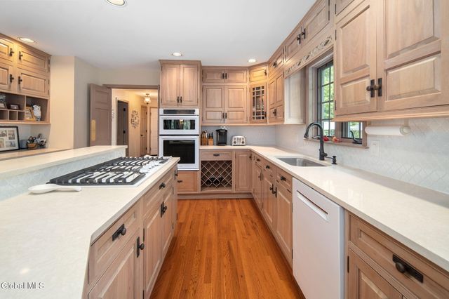 819 Via Marchella, Guilderland, NY 12303