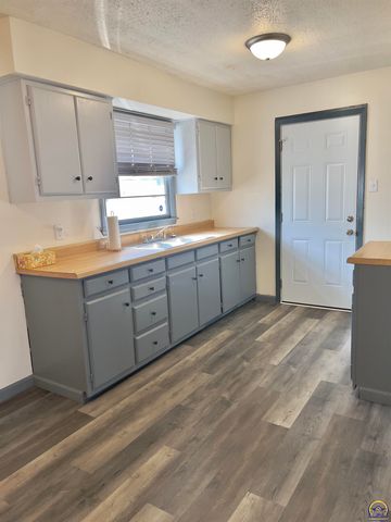 4839 SW 18th ST, Topeka, KS 66604