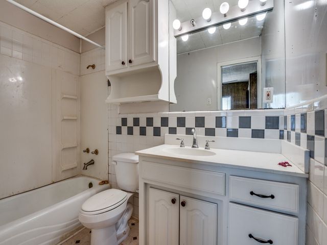 580 W 6th Street, Lancaster, TX 75146