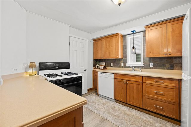 43 Oberlin St, Irondequoit, NY 14622