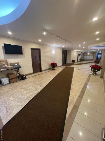 83-40 Austin Street 2 j, Kew Gardens, NY 11415