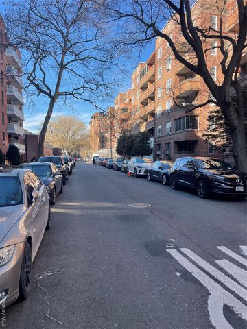 83-40 Austin Street 2 j, Kew Gardens, NY 11415