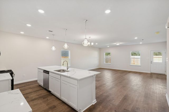 648 Woodhaven Lakes Drive, La Marque, TX 77568