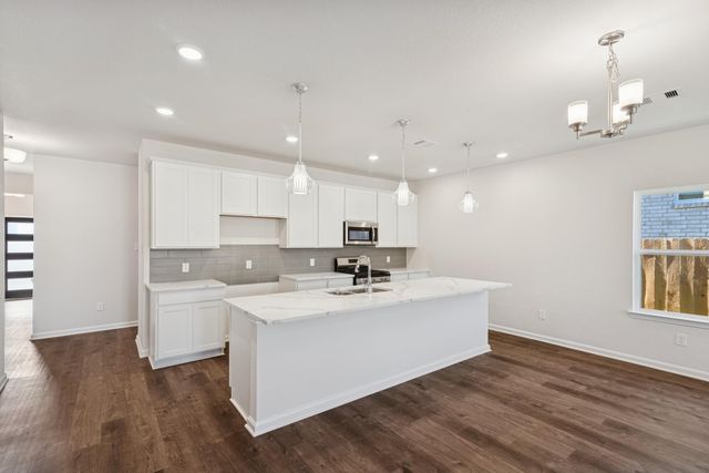 648 Woodhaven Lakes Drive, La Marque, TX 77568