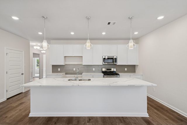 648 Woodhaven Lakes Drive, La Marque, TX 77568