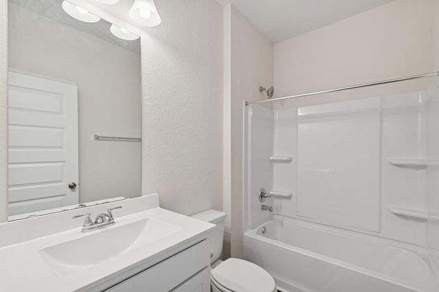 648 Woodhaven Lakes Drive, La Marque, TX 77568